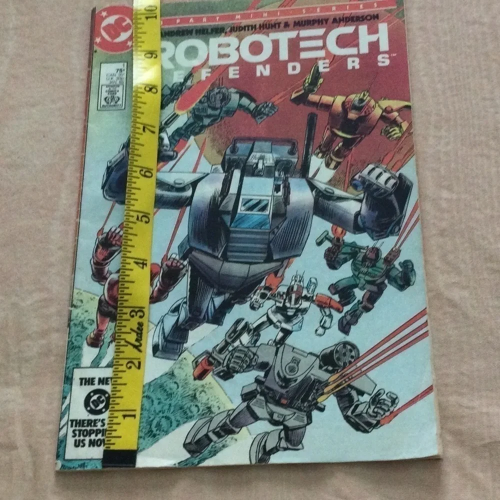 Comic Book Robotech Deffenders 1985 story of robots to protect the world